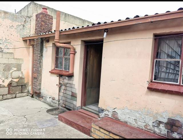 2 BEDROOM HOUSE FOR SALE IN MOFOLO CENTRAL